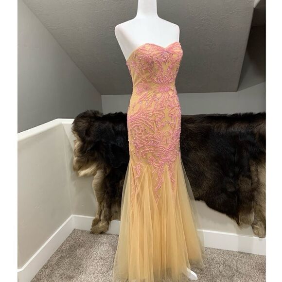 Elegant Strapless Embroidered Floral Lace & beading Fishtail Gown with Shawl - Picture 8 of 16